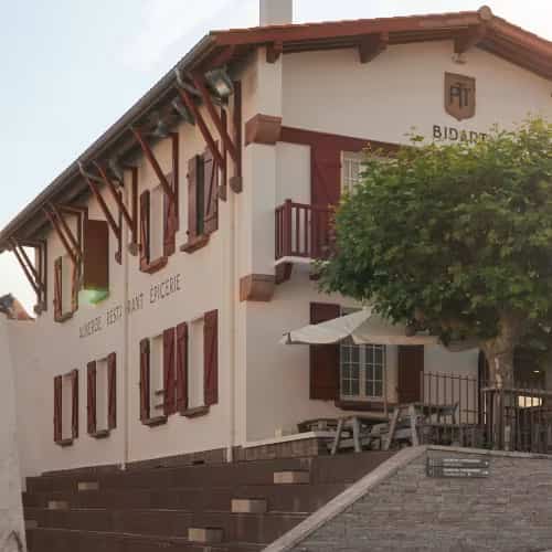 Facade de l'auberge Koskenia a Bidart, proche de la villa Arbolateia