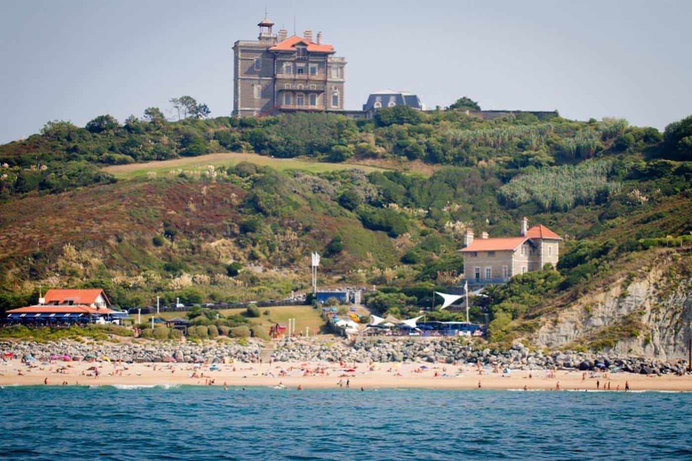Plage d'Ilbarritz et ses vagues face a l'ocean